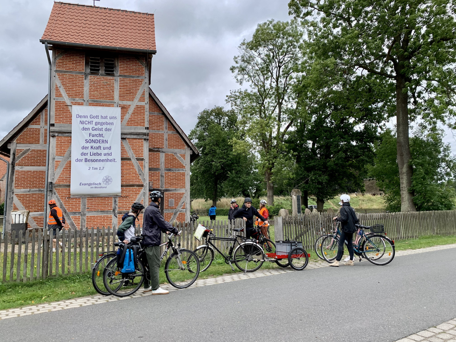 Kirche mit Radfahrern davor