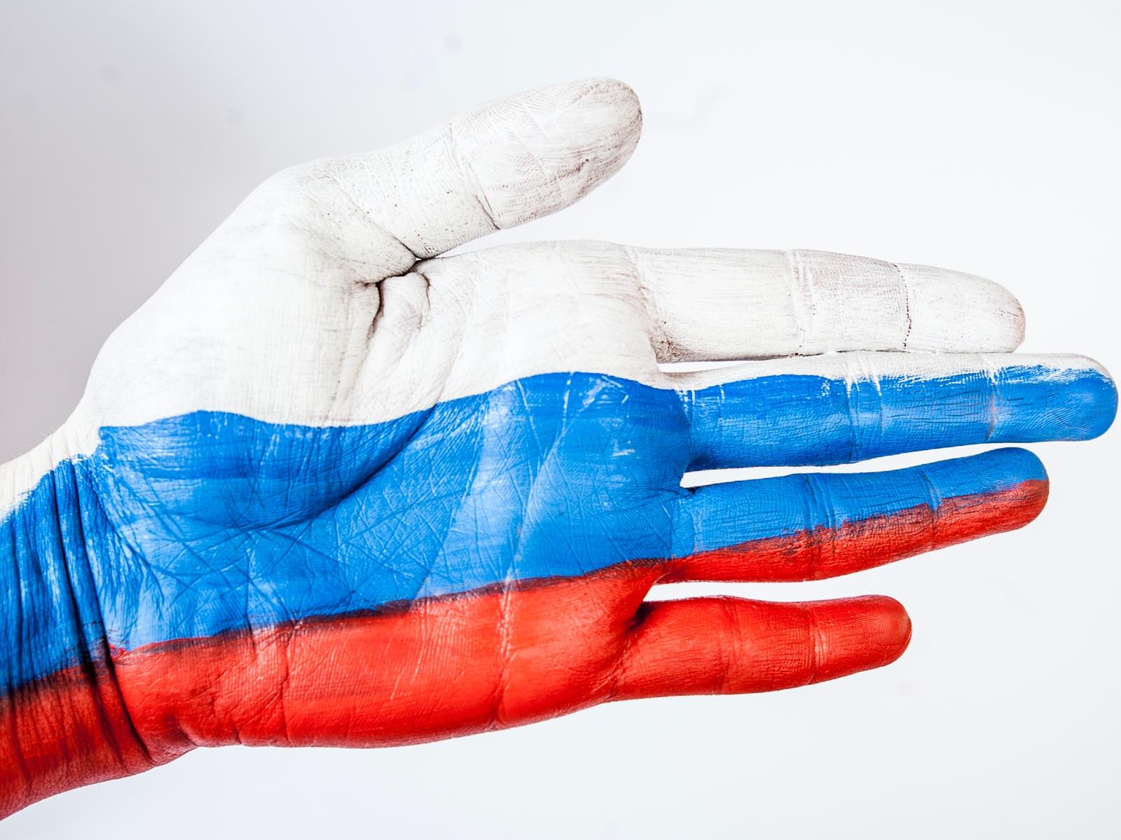 Hand, in den russischen Nationalfarben bemalt