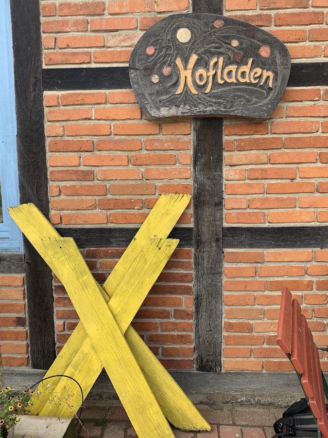 Hofladen, davor gelbe Gorlebenkreuze