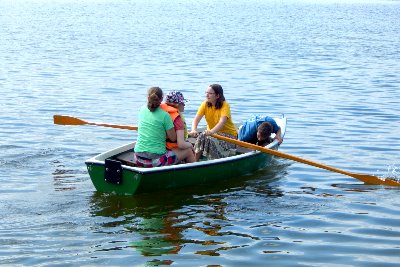 Vier Jugendliche in einem Boot