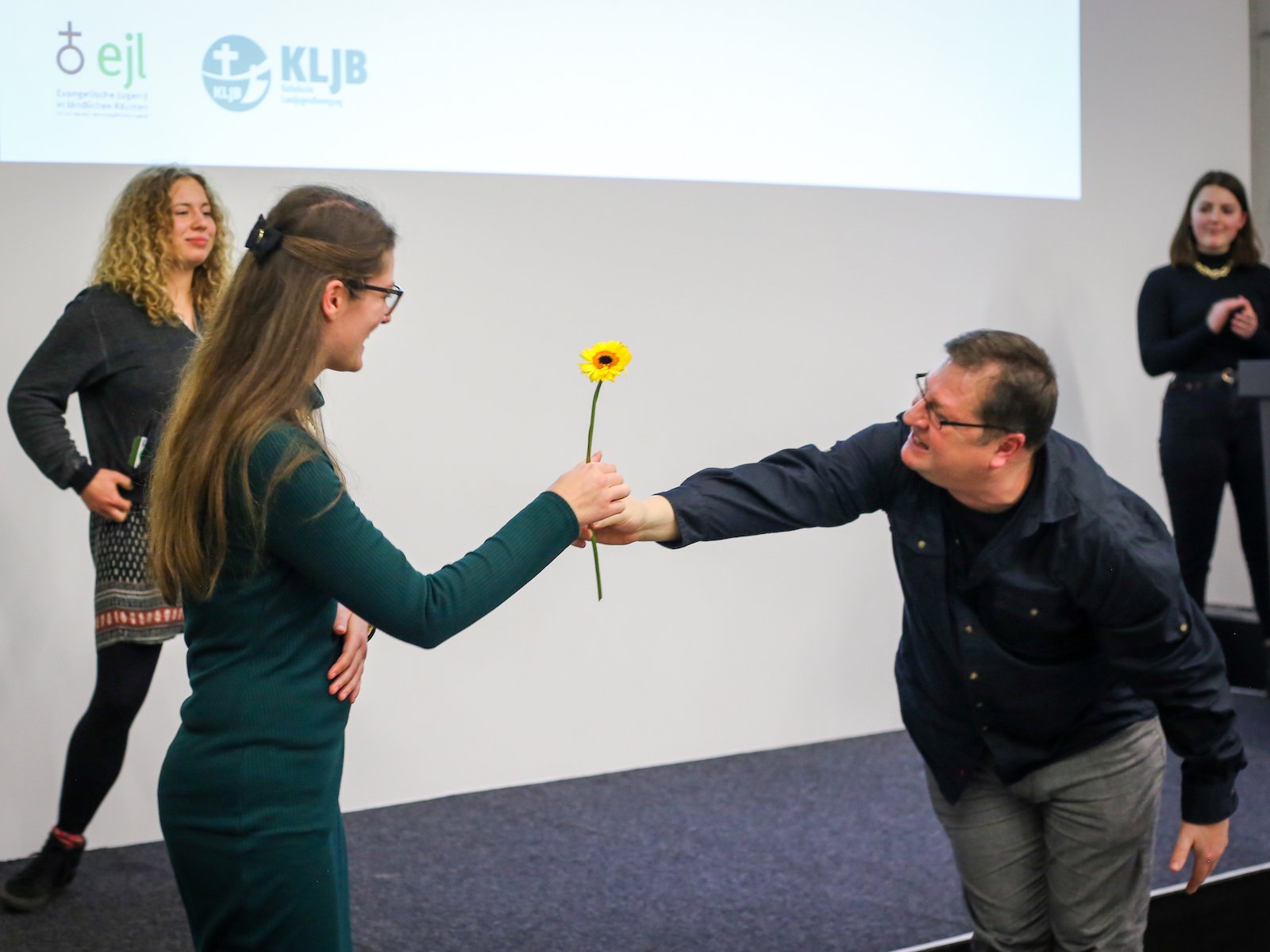 Harald Hahn überreicht eine Blume