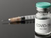 Fläschchen und Spritze mit COVID-19-Impfstoff