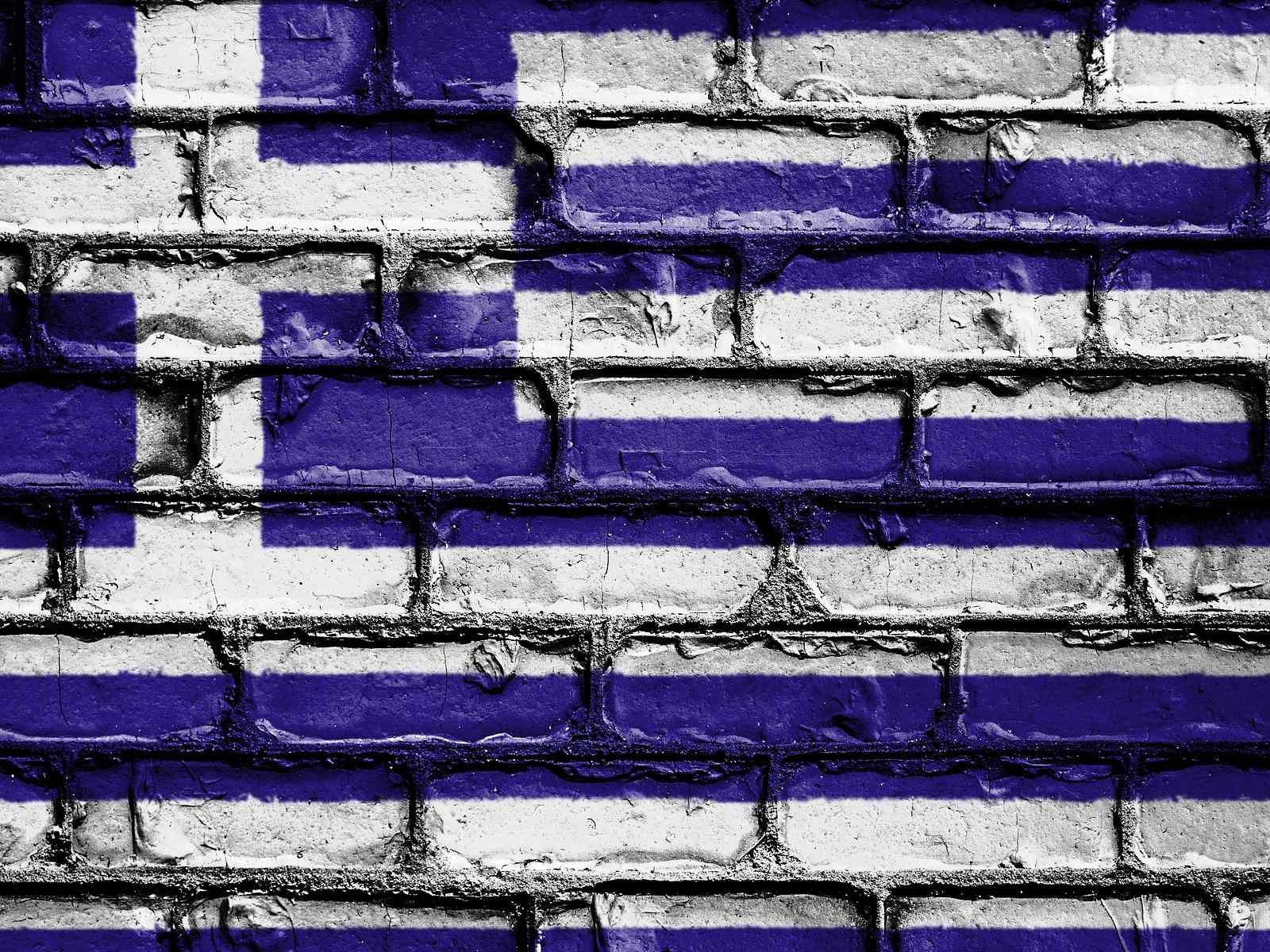 Griechische Flagge auf hauswand gemalt.