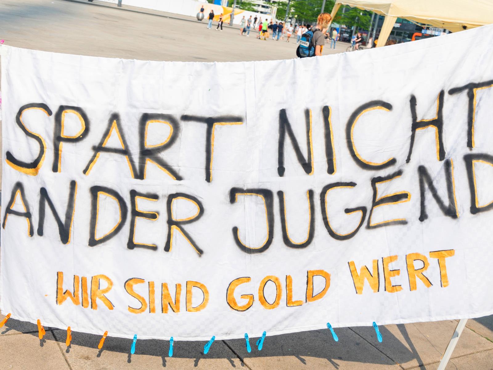 Banner mit Aufdruck "Spart nicht an der Jugend - Wir sind Gold wert"