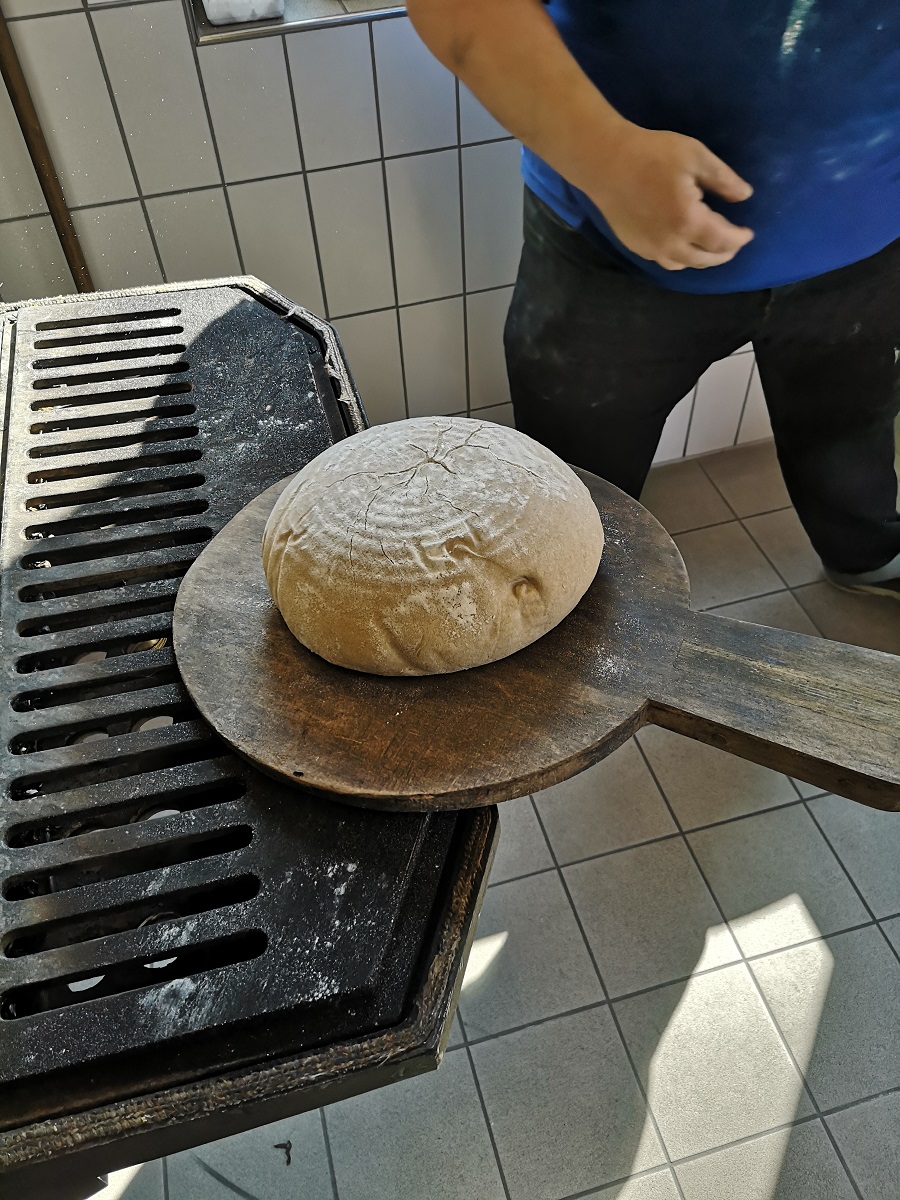 Brot wird in den Ofen geschoben