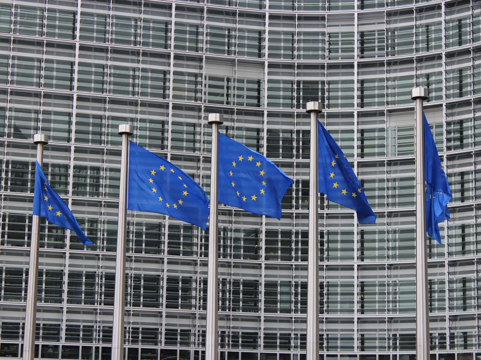 Europaflaggen vor dem Gebäuder der EU-Kommission
