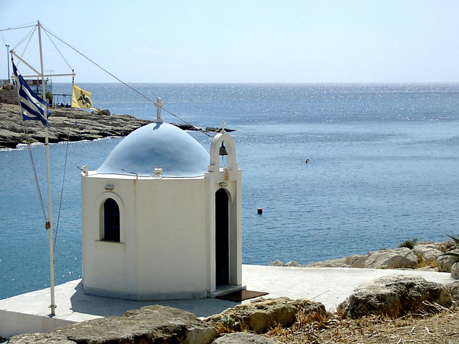 Kleine Kapelle mit blauem Kuppeldach an der Küste Nähe Athen