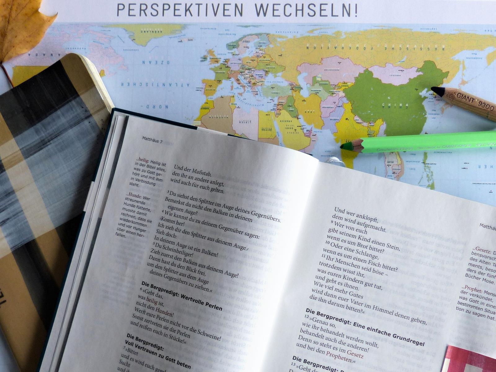 Bibel auf der Weltkarte