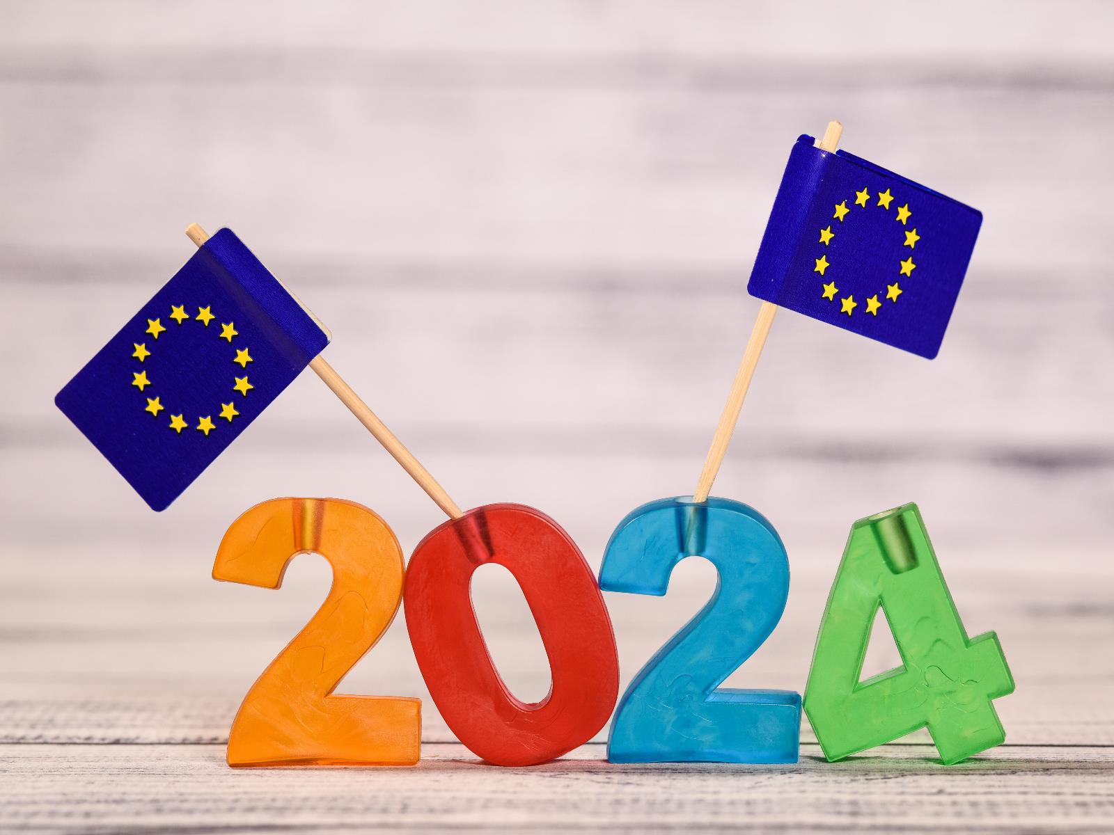 Jahreszahl 2024 in der zwei kleine Europafähnchen stecken