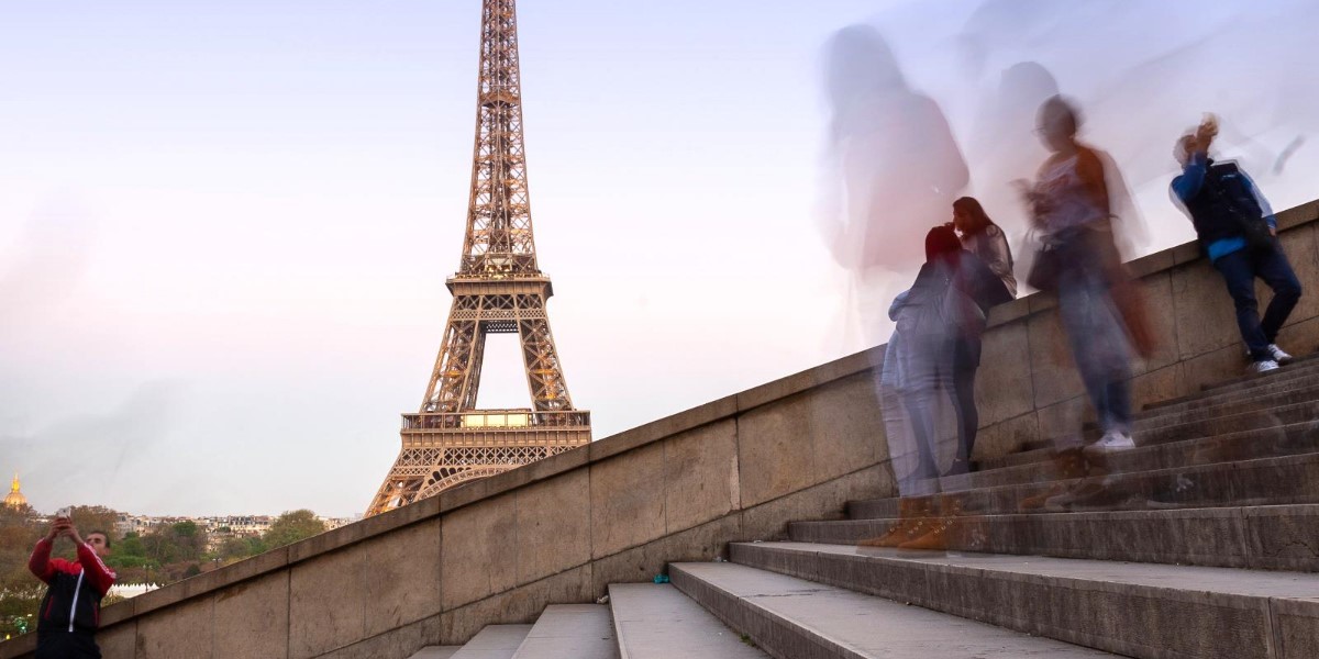 Junge Menschen auf einer Treppe mit Eiffelturm im Hintergrund