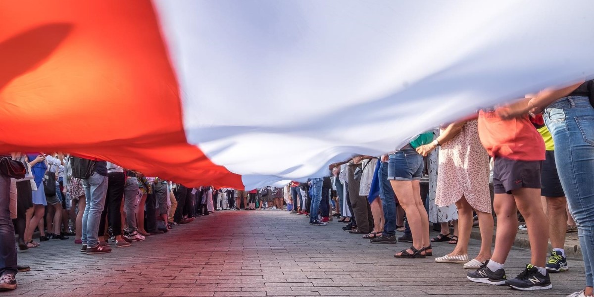 Junge Menschen unter einer polnischen Flagge