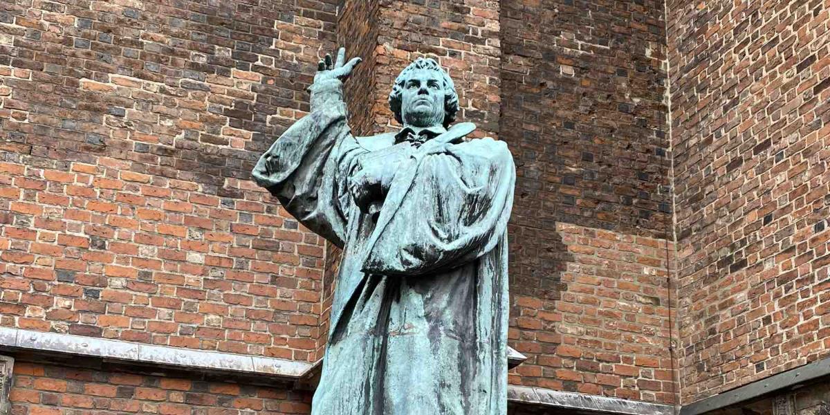 Martin-Luther-Statue mit erhobenem Zeigefinger vor der Marktkirche Hannover
