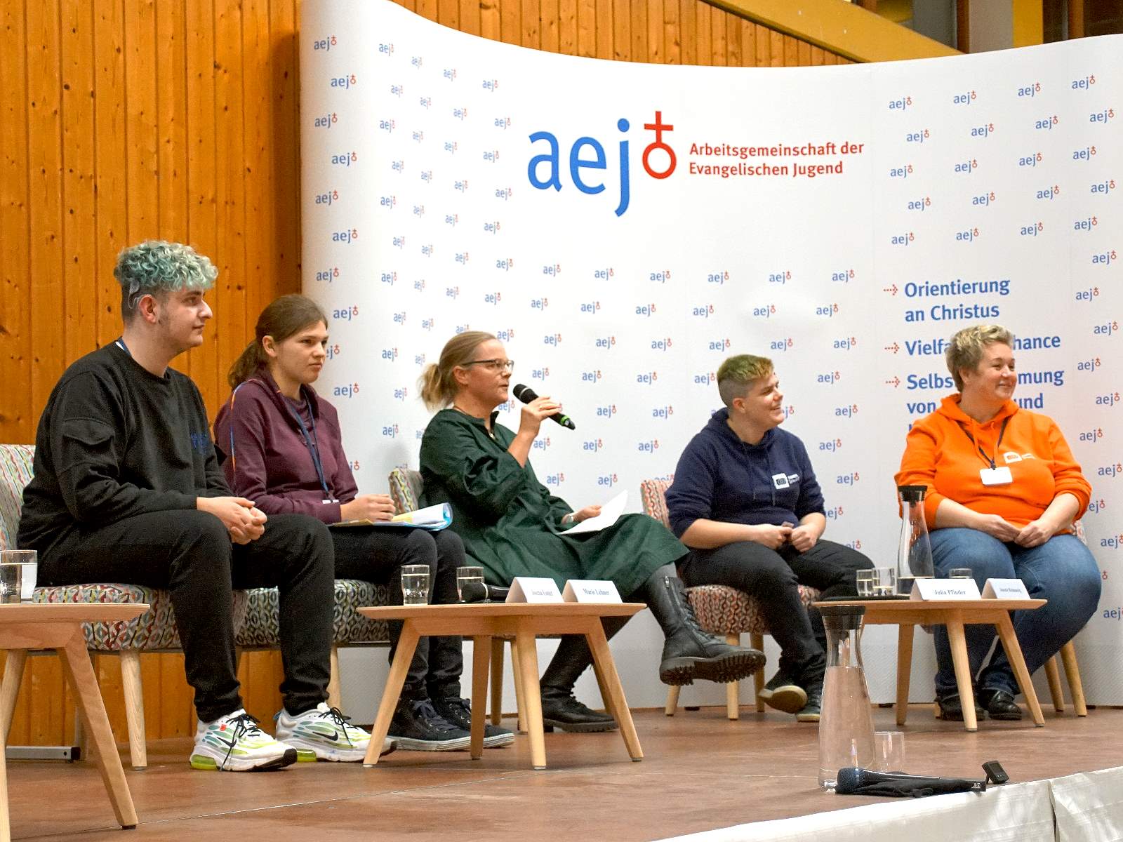 Talk-Runde mit jungen Mernschen mit Behinderungen bei der aej-Mitgliederversammlung 2022