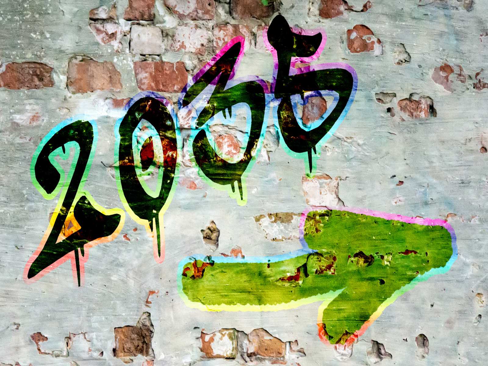 Jahreszahl 2035 mit Pfeil als Graffiti auf einer Wand