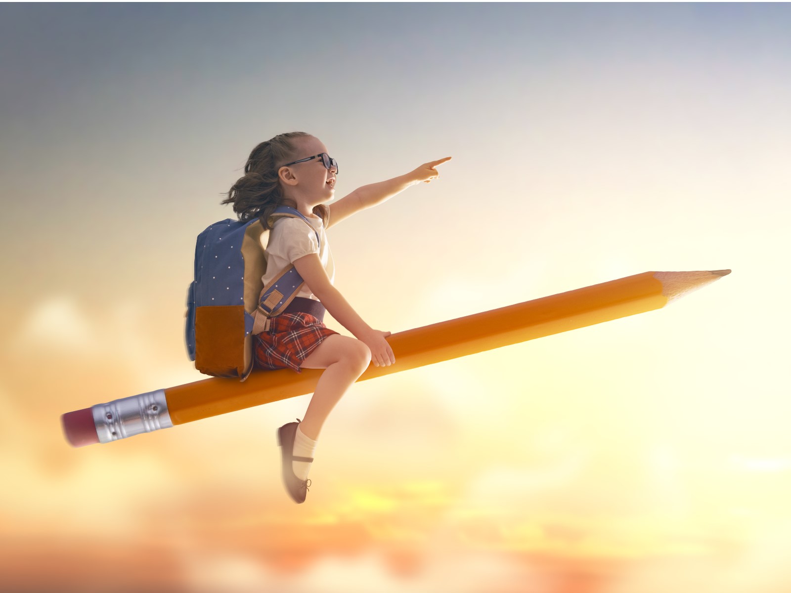 Mädchen fliegt auf einem Bleistift