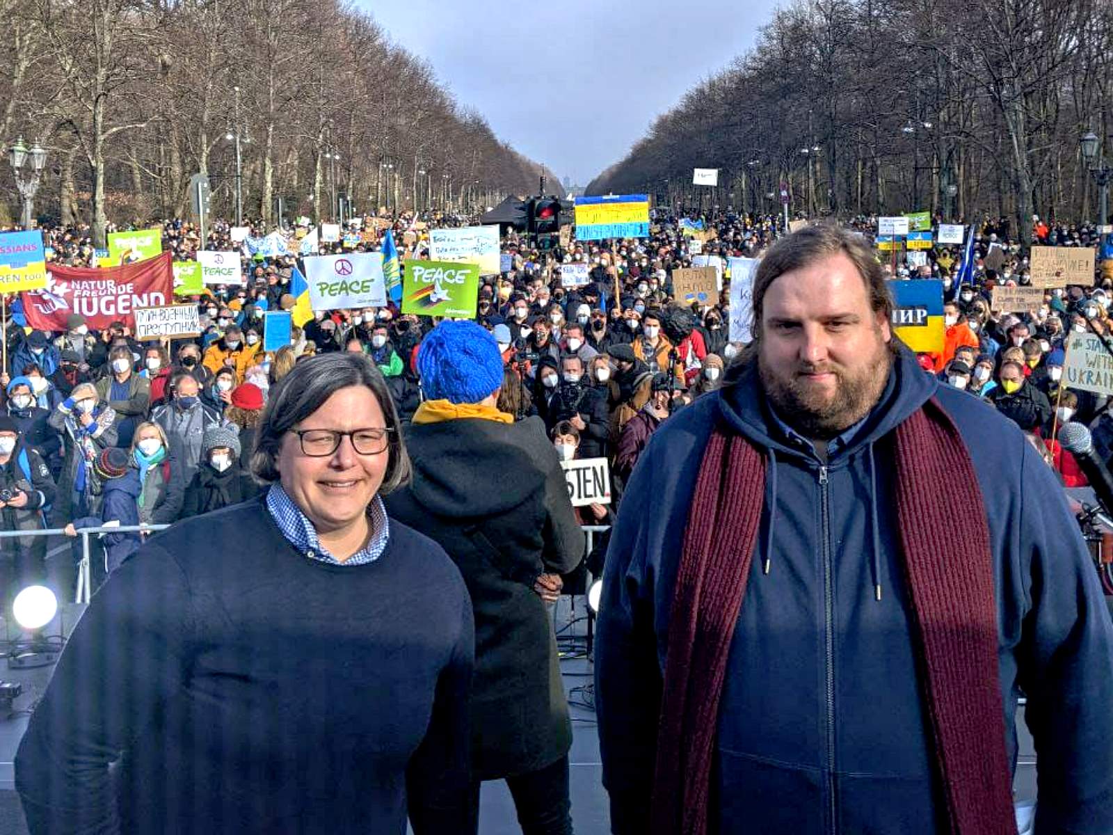 Die DBJR-Vorsitzenden Daniela Broda und Wendelin Haag vor der Menge der Demo-Teilnehmer*innen