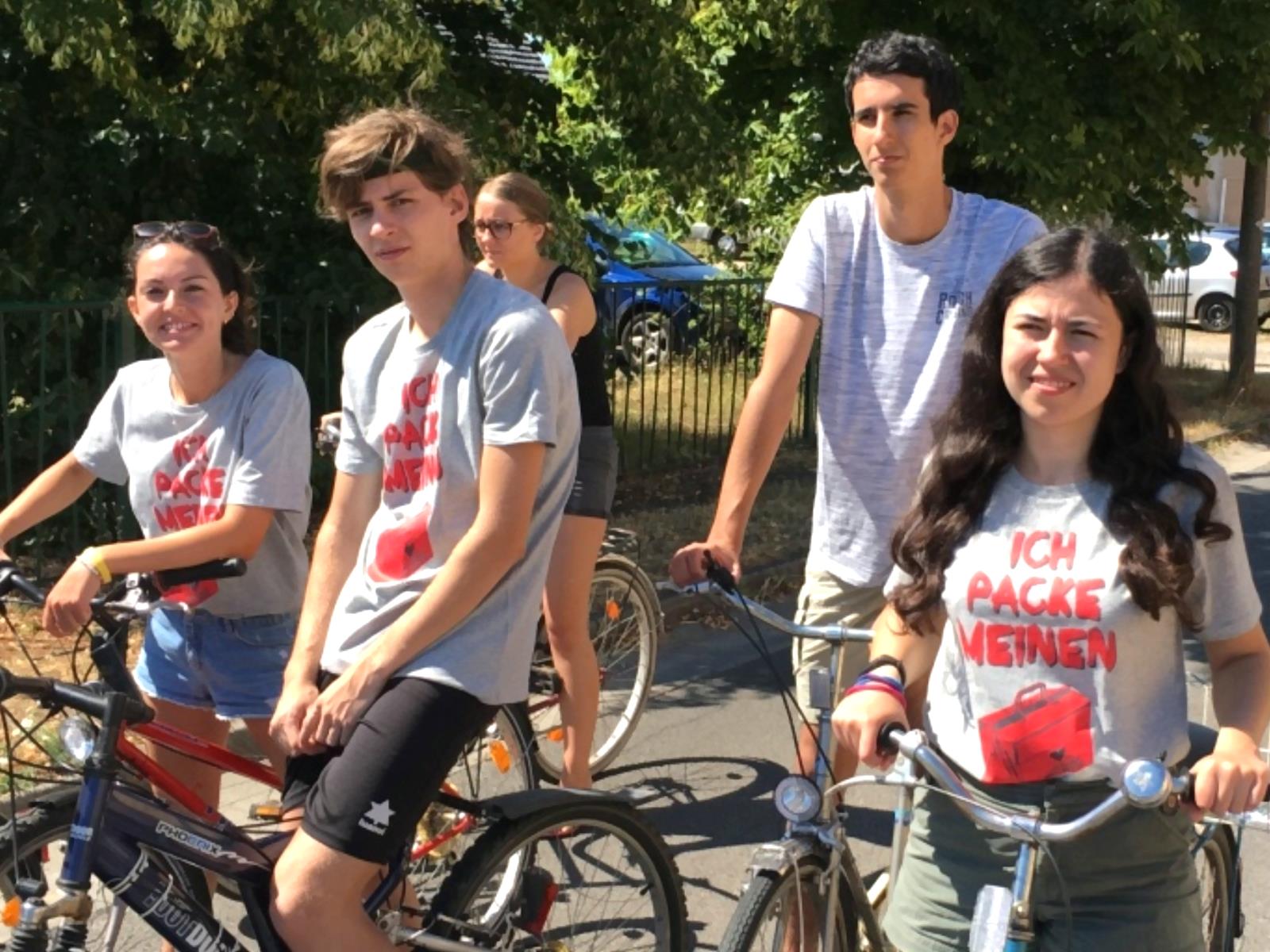 Teilnehmer*innen eines ÖJD-Workcamps mit Fahrrädern auf Erkundungstour