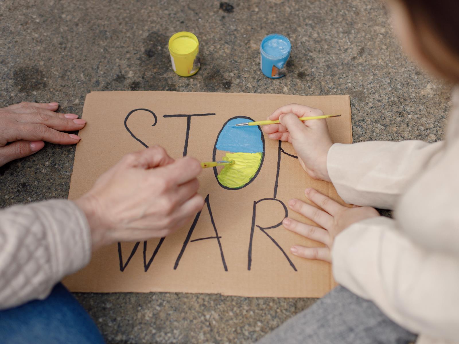 STOP WAR auf Karton im O in blau/gelb ausgefüllt