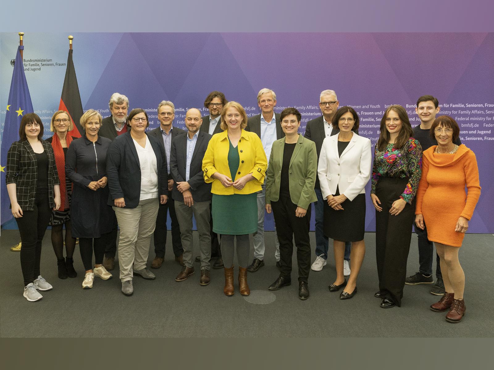 BJK-Gruppenbild mit Ministerin Lisa Paus