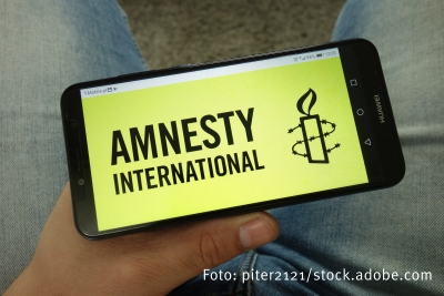 Logo Amnesty auf Smartphone-Bildschirm