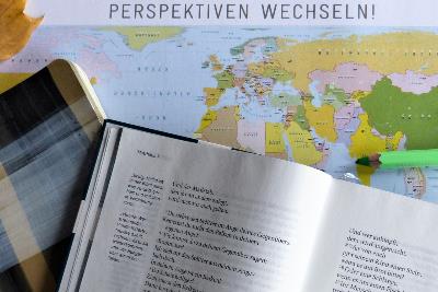 Bibel auf Weltkarte