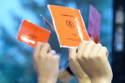 Hand mit Stimmkarte