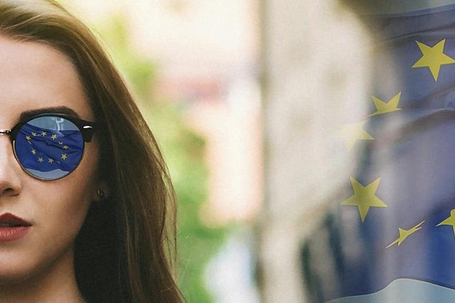 Junge Frau mit EU-Flagge