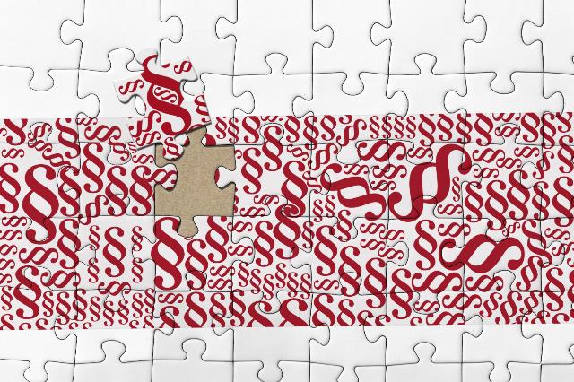 Puzzle mit roten Paragrafenzeichen, Grafik: Ingo Bartusseck/stock.adobe.com